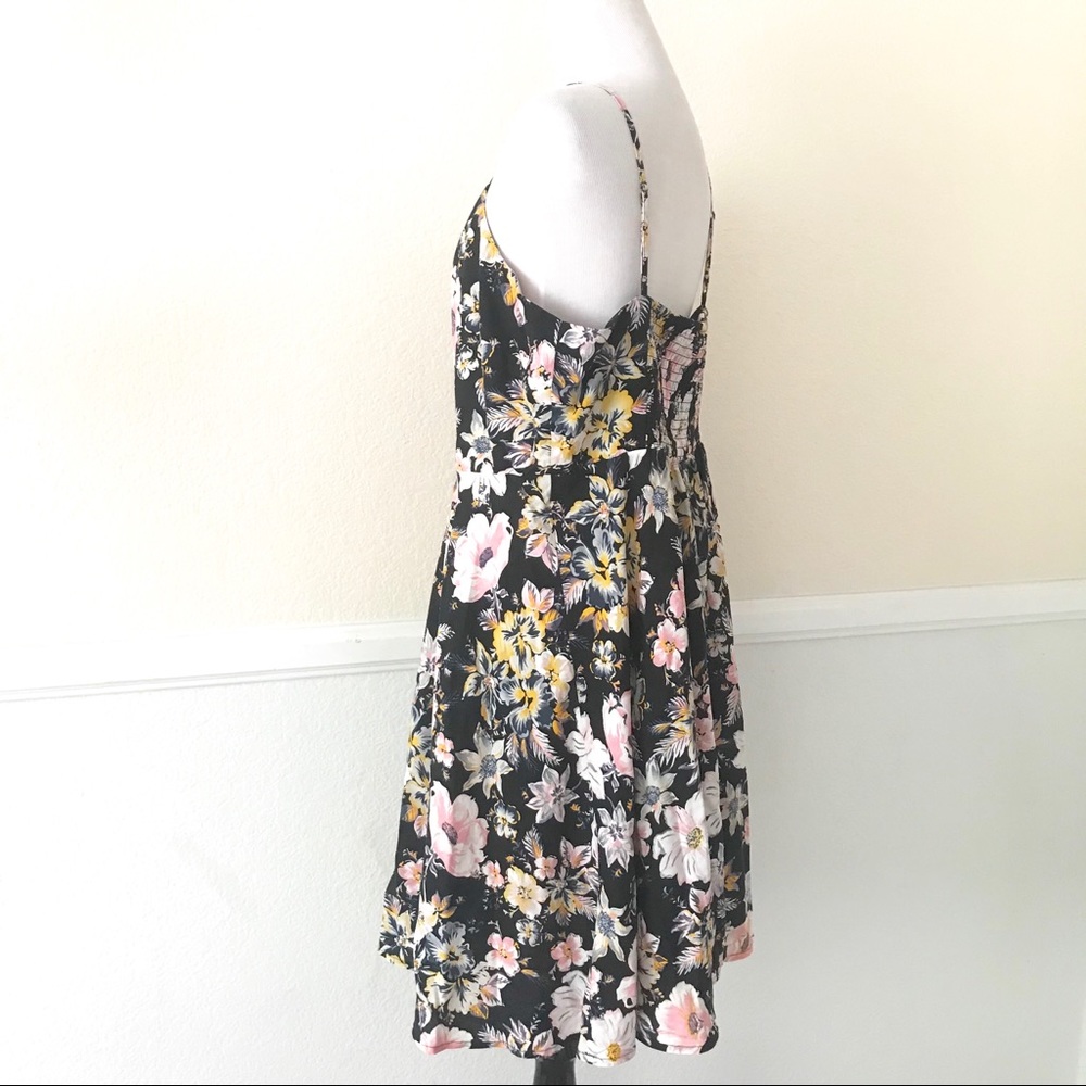 ❗️SOLD❗️GAP Women’s Black Floral Dresss - Picture 5 of 8